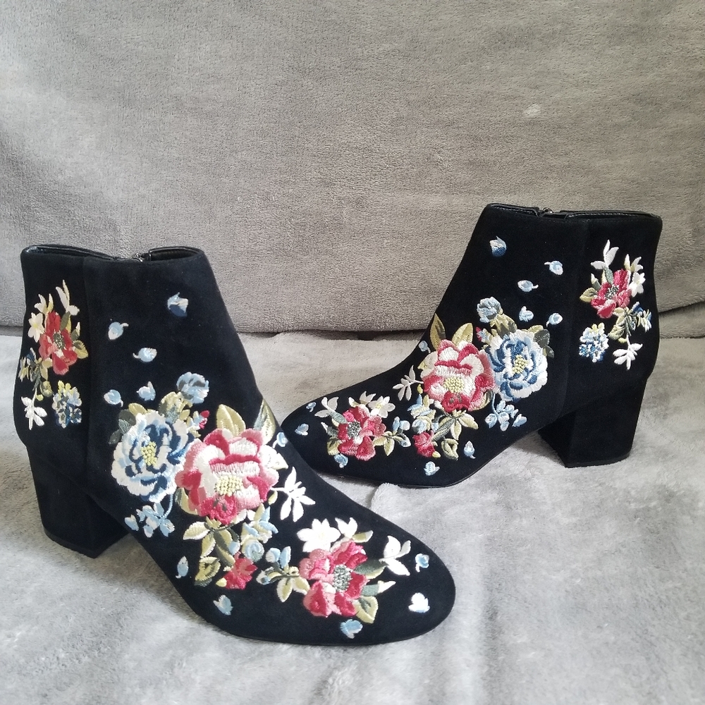 WHBM Titus Black Floral Embroidered 8M Womens Ankle Zip Up Booties